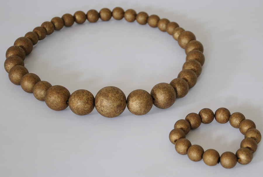Wooden varnished beads K010