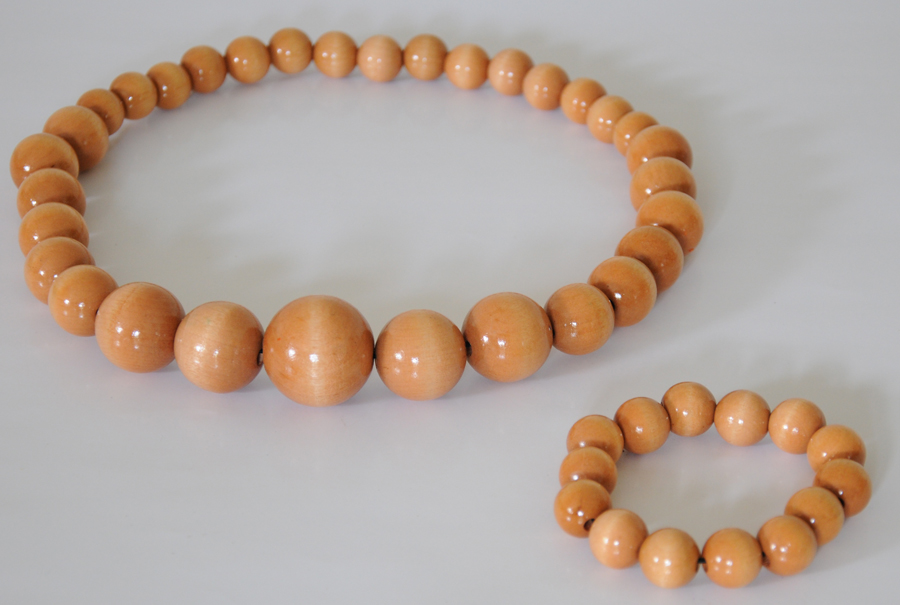 Wooden varnished beads K011