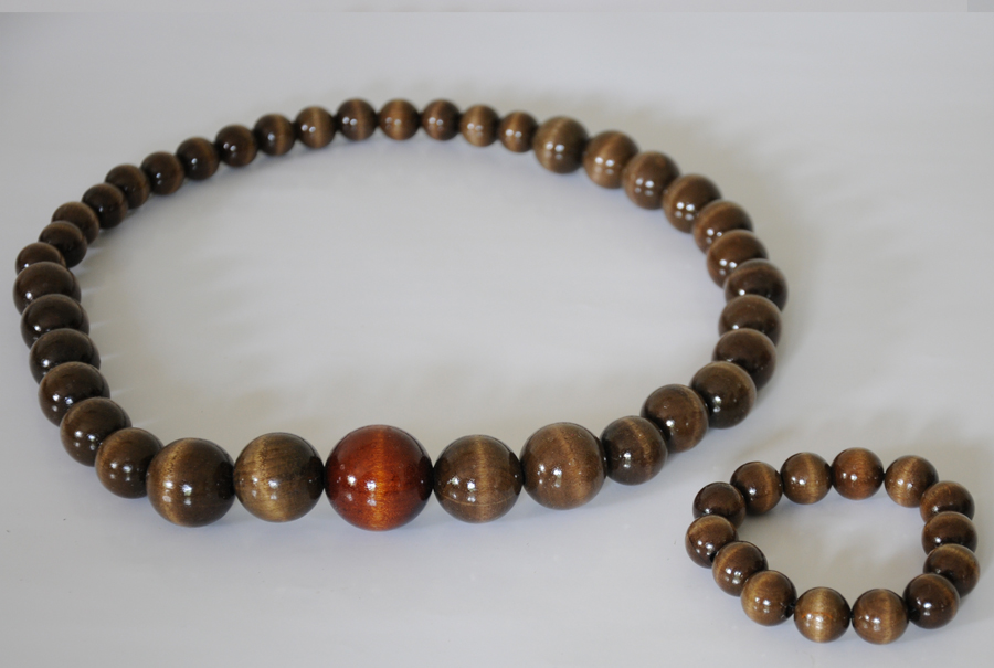 Wooden varnished beads K013